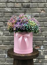 Цветочная композиция из Гипсофила и Розы в шляпной коробке в Фокино Приморского края