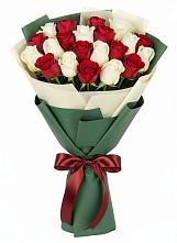 Букет Микс из красных и белых роз в Фокино Приморского края