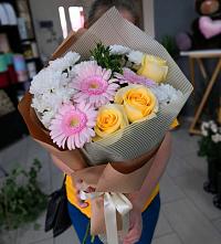 Букет цветов из:  Герберы, Розы и Хризантемы в Фокино Приморского края