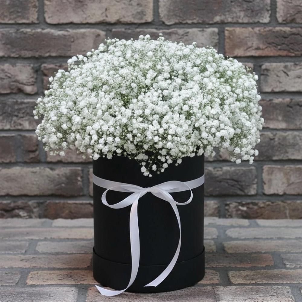 Цветочная композиция из Гипсофила в шляпной коробке в Фокино Приморского края