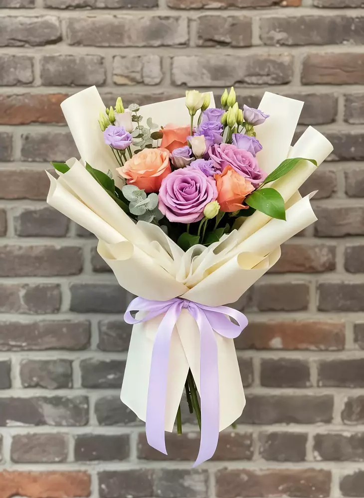 Букет цветов из: Лизиантусы и Розы в Фокино Приморского края