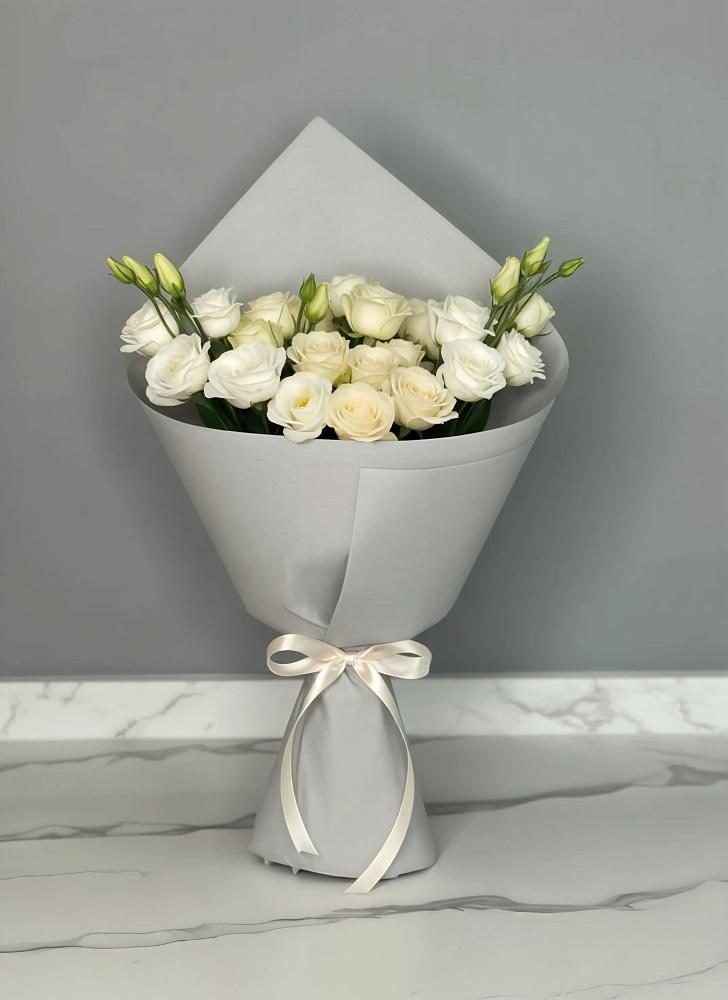 Букет цветов из: Розы и Лизиантусы в Фокино Приморского края