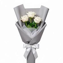Букет 3 белые розы в Фокино Приморского края