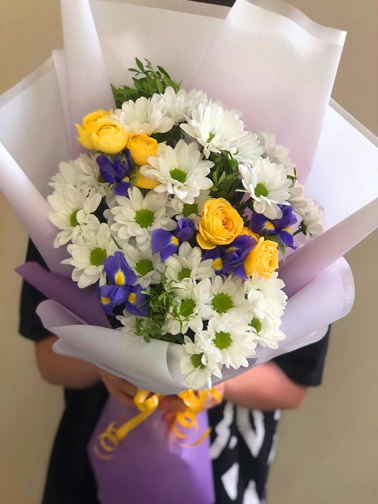 Букет цветов из: Ирисы, Хризантемы и Розы в Фокино Приморского края
