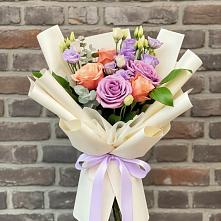 Букет цветов из:  Лизиантусы и Розы в Фокино Приморского края