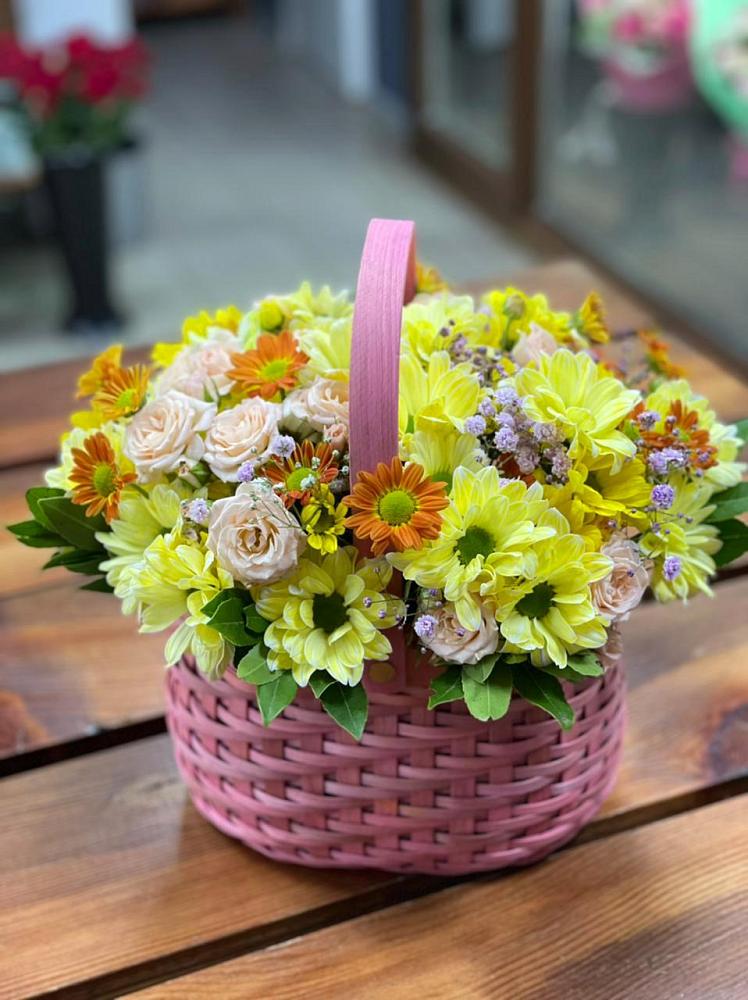Цветочная композиция из Хризантемы и Розы в корзине в Фокино Приморского края