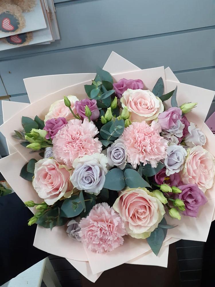 Букет цветов из: Розы, Гвоздики и Лизиантусы в Фокино Приморского края