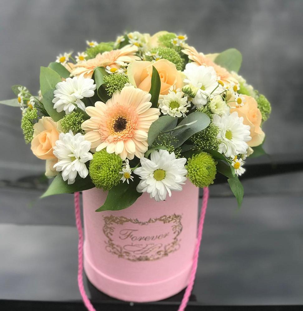 Цветочная композиция из Розы, Герберы и Хризантемы в шляпной коробке в Фокино Приморского края